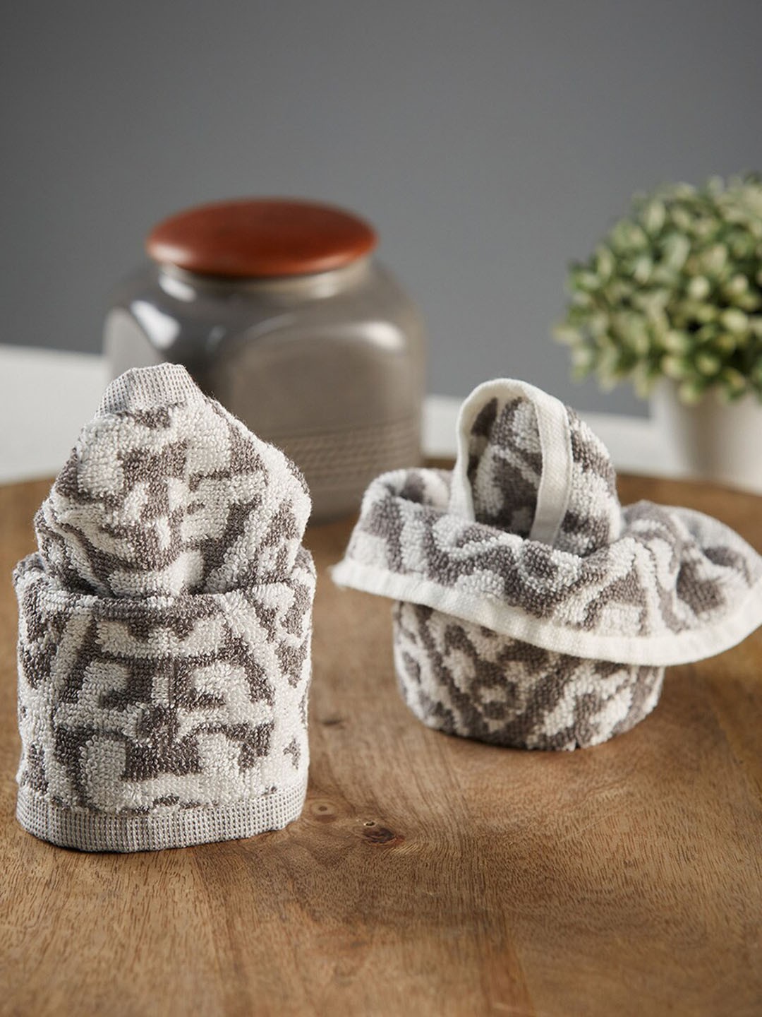 

Fabindia Shia Grey & White Printed Woven Bath Towel
