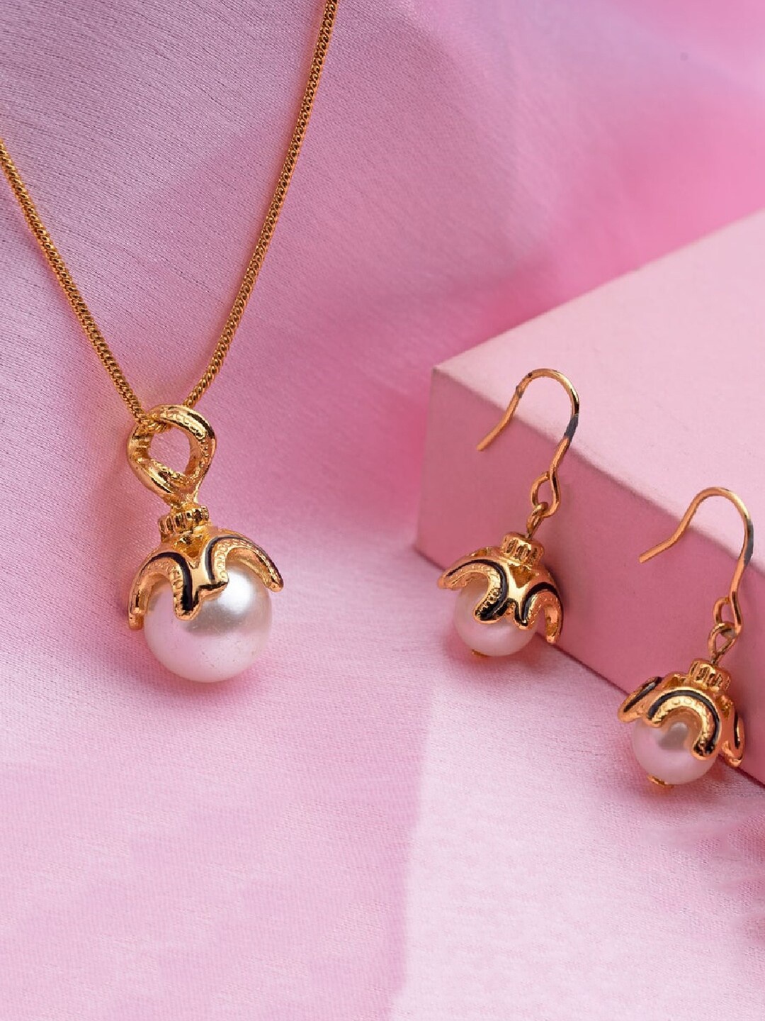 

Estele Gold Plated Glowing Pearl Jewellery Set