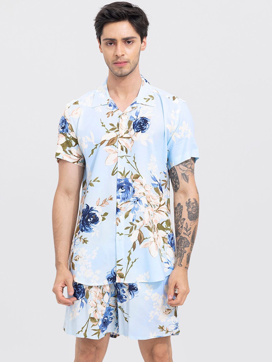 

Snitch Men Floral Printed Shirt With Shorts Co-Ords, Blue