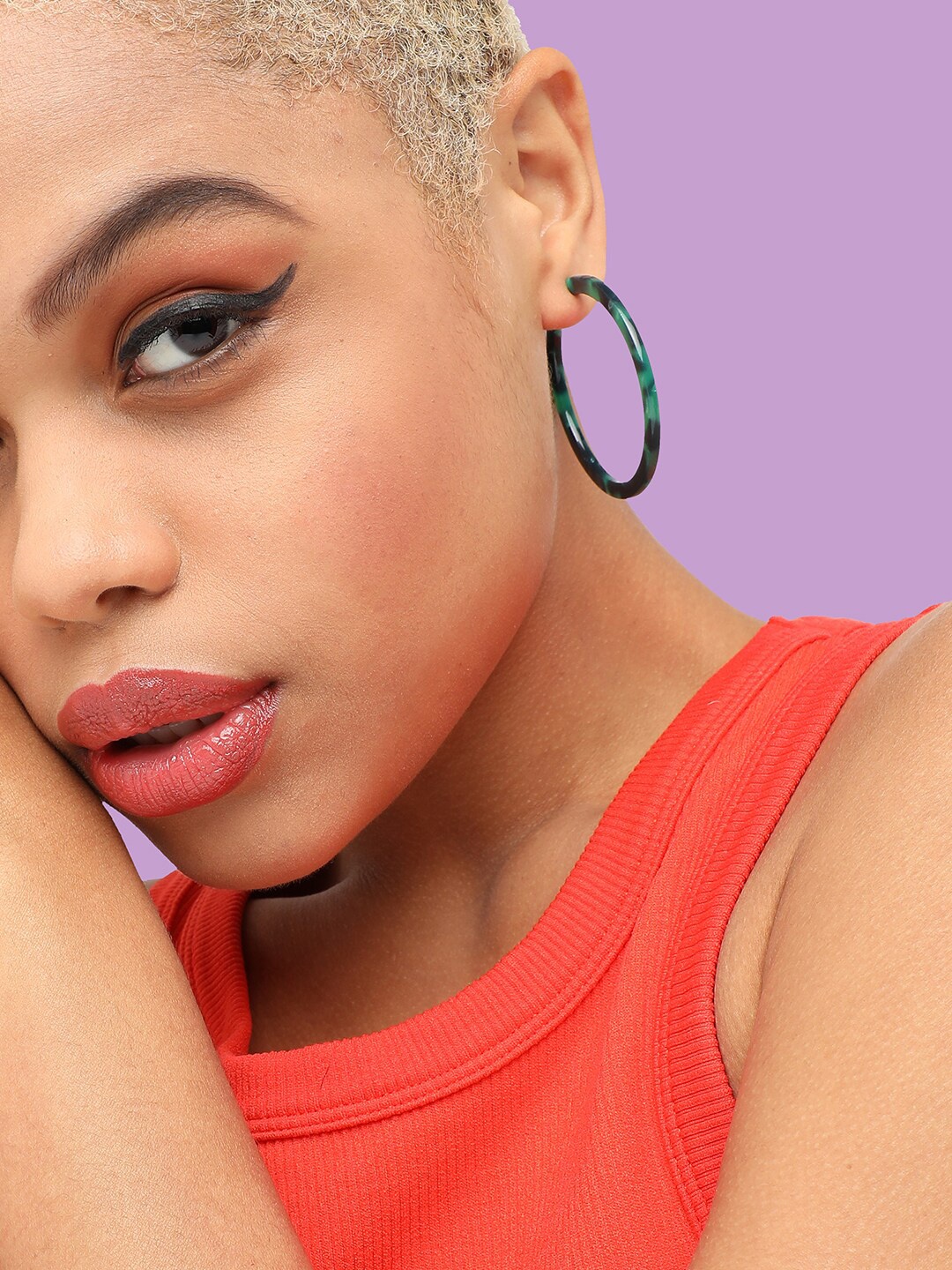 

SOHI Black Contemporary Hoop Earrings