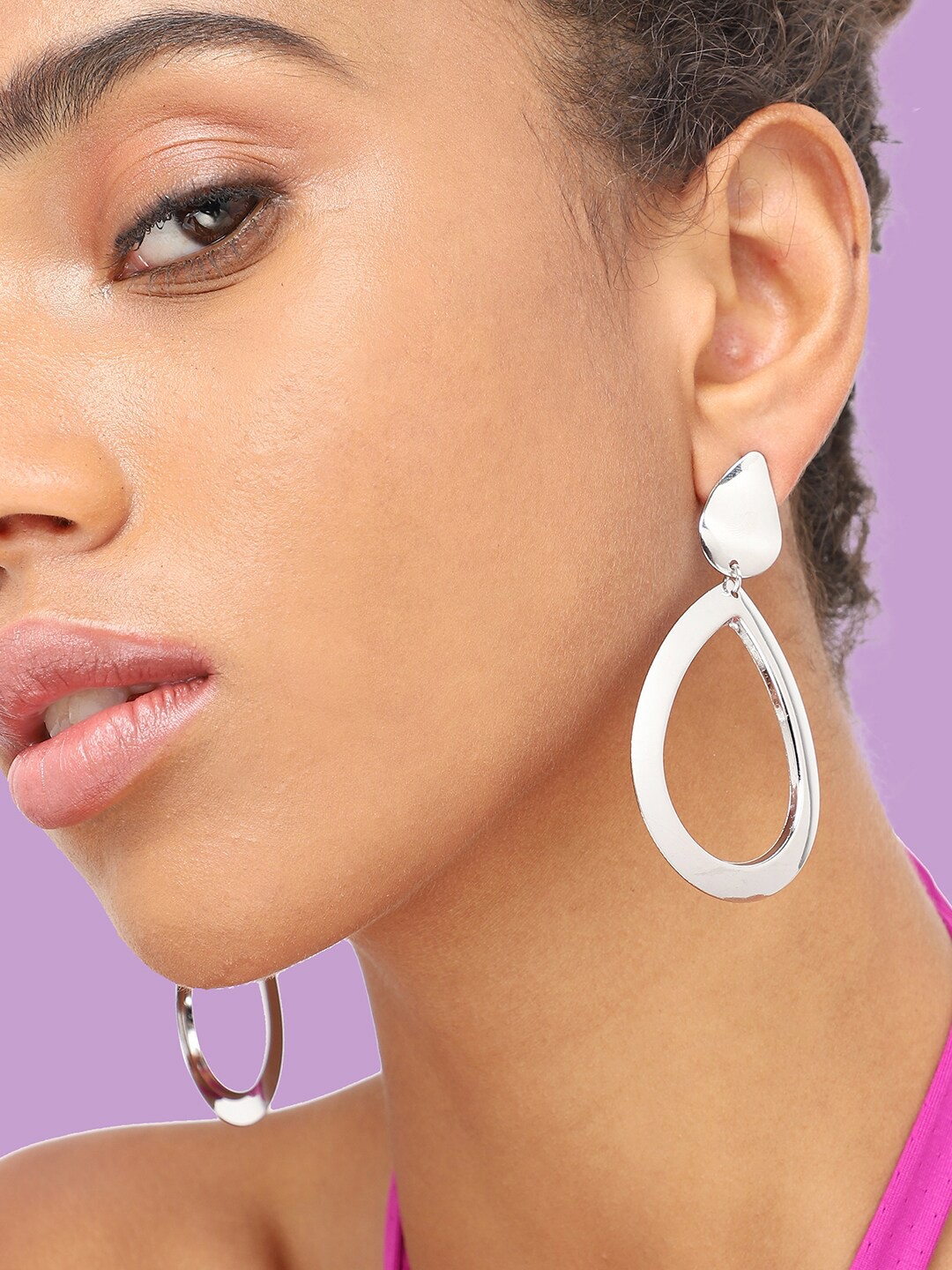 

SOHI Silver-Plated Teardrop Shaped Drop Earrings