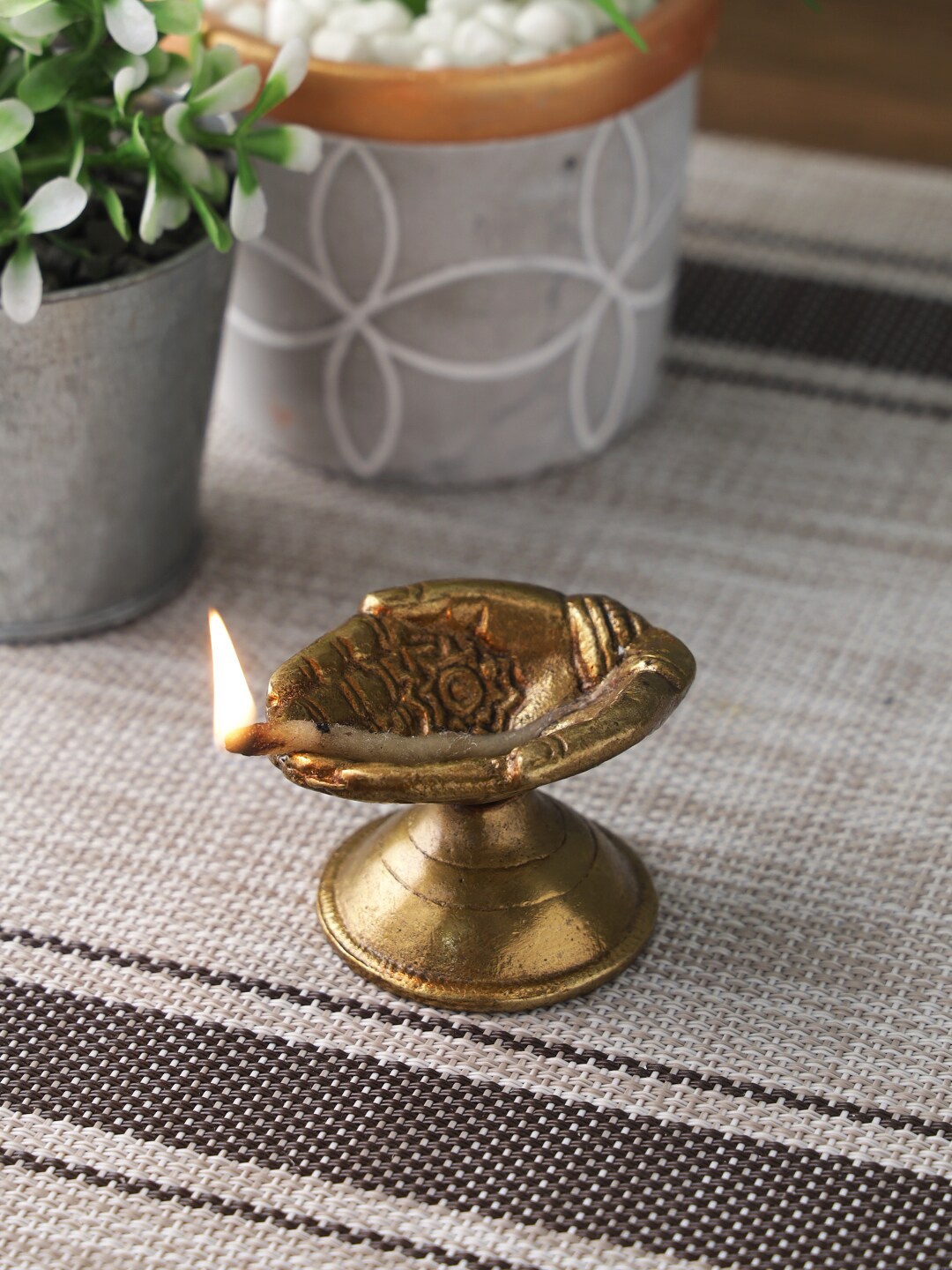 

Aapno Rajasthan 2-pcs Brown Open Hand Carved Textured Brass Diyas