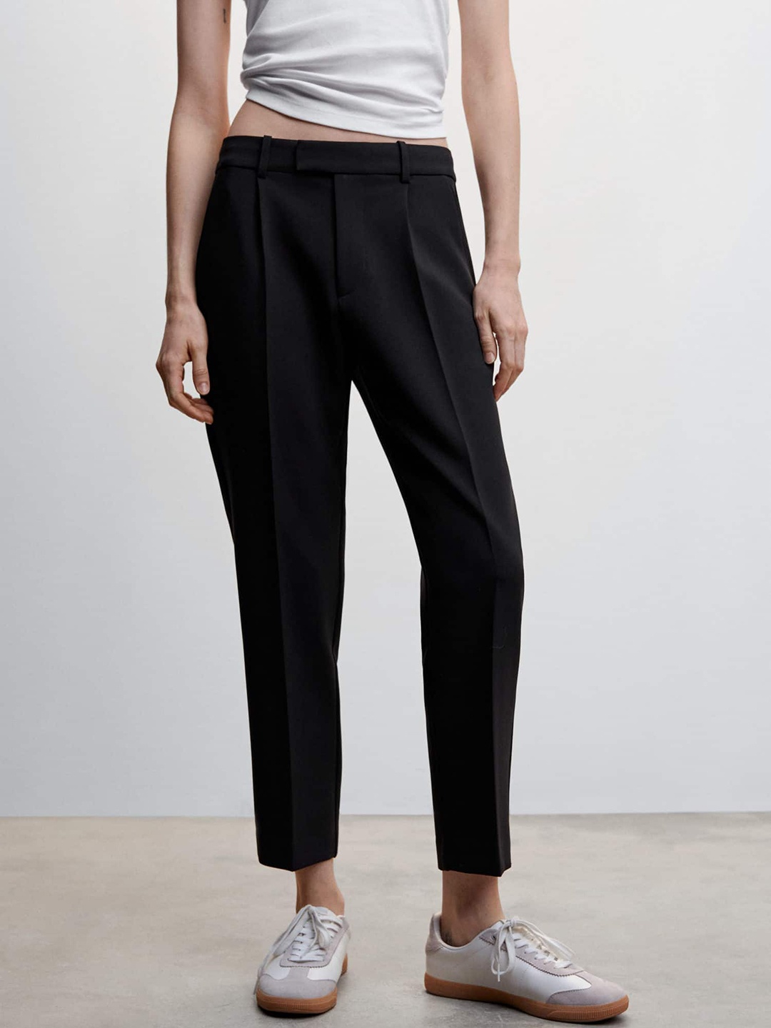 

MANGO Women Solid Pleated Trousers, Black