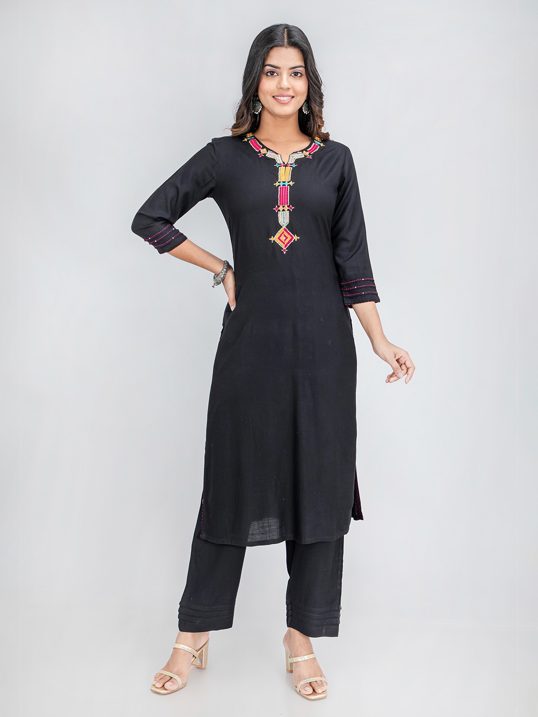 

SUTI Embroidered Kurta with Trousers, Black