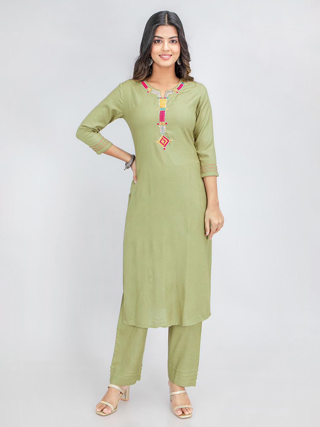 

SUTI Embroidered Kurta with Trousers, Green