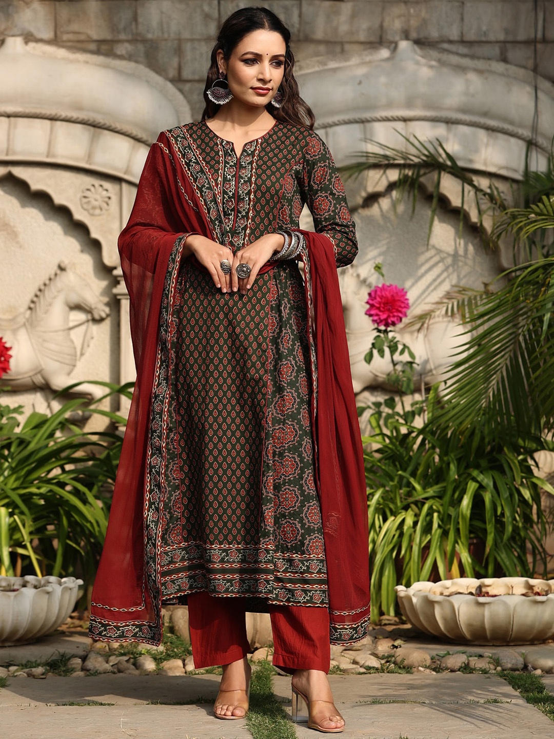 

Rain & Rainbow Ethnic Motifs Printed Pure Cotton Kurta with Trousers & Dupatta, Green