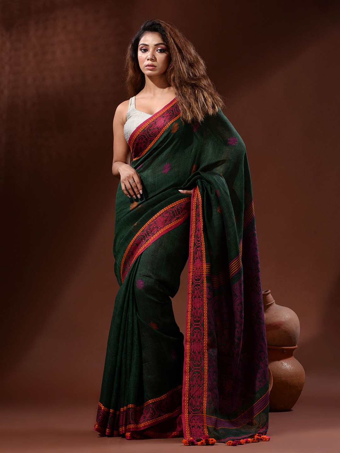 

Charukriti Woven Design Pure Linen Saree, Green