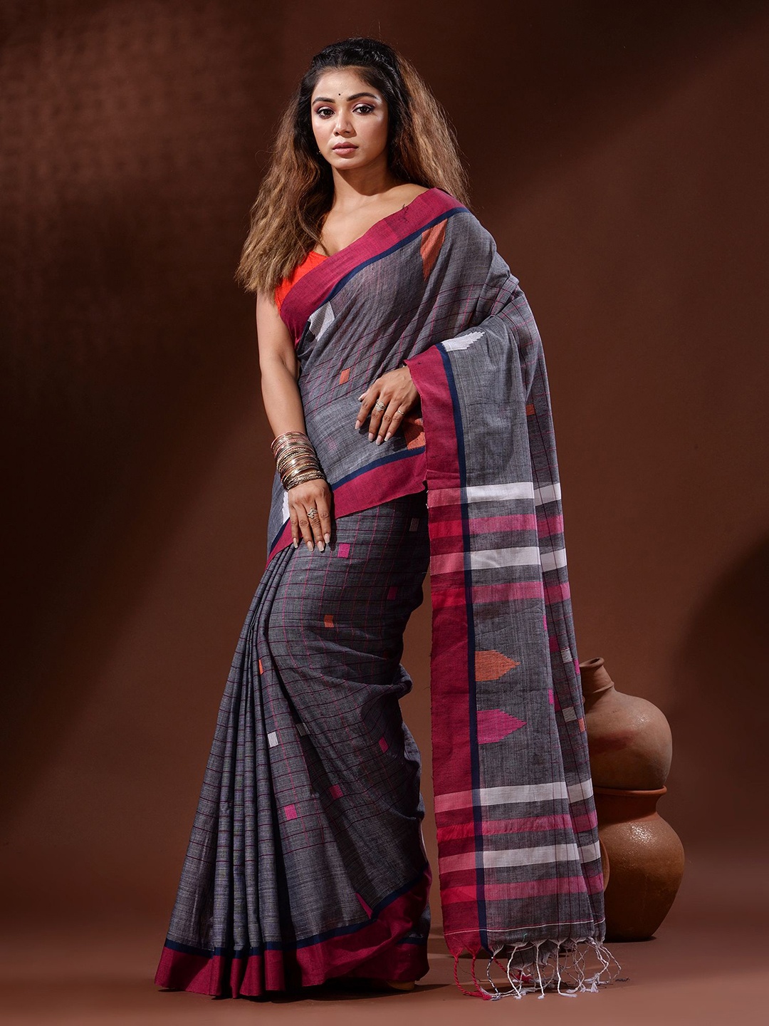 

Charukriti Woven Design Pure Cotton Saree, Grey