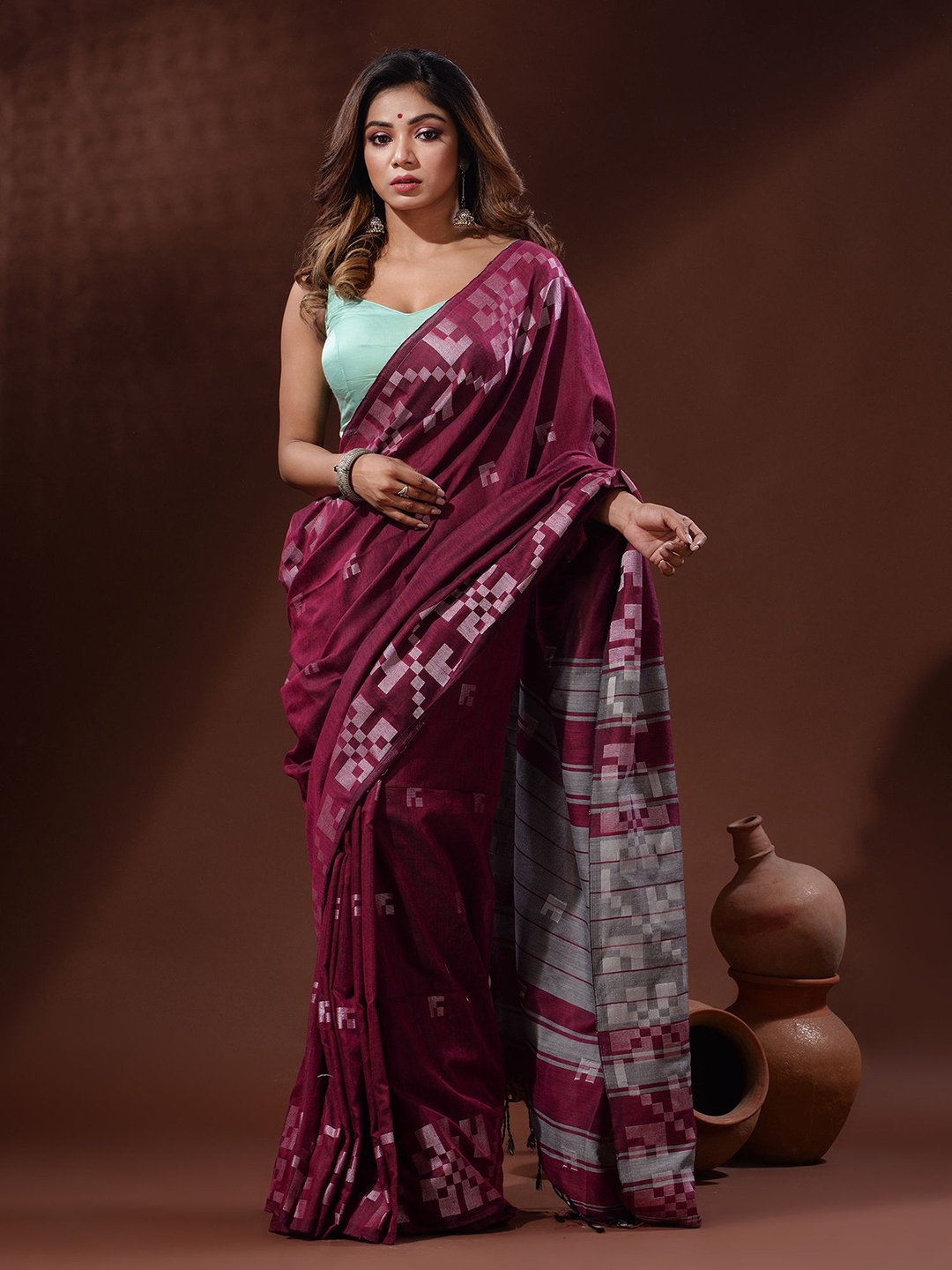 

Charukriti Woven Design Pure Cotton Saree, Magenta