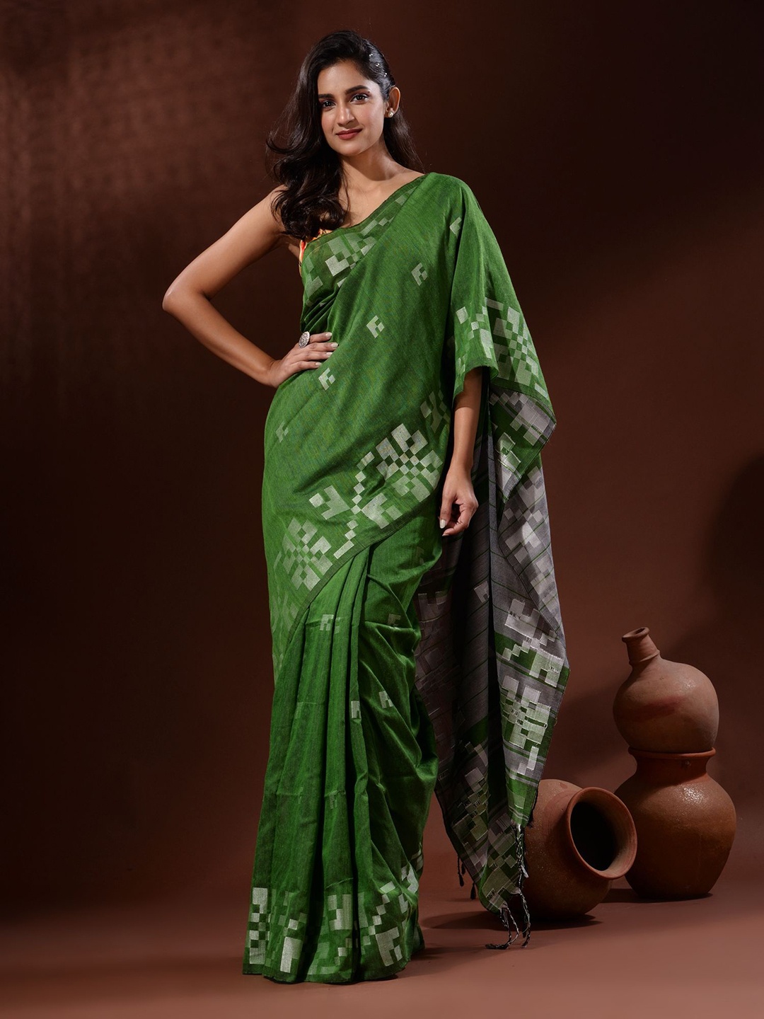 

Charukriti Woven Design Pure Cotton Saree, Green