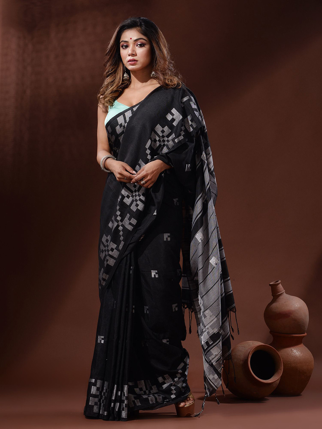 

Charukriti Woven Design Pure Cotton Saree, Black