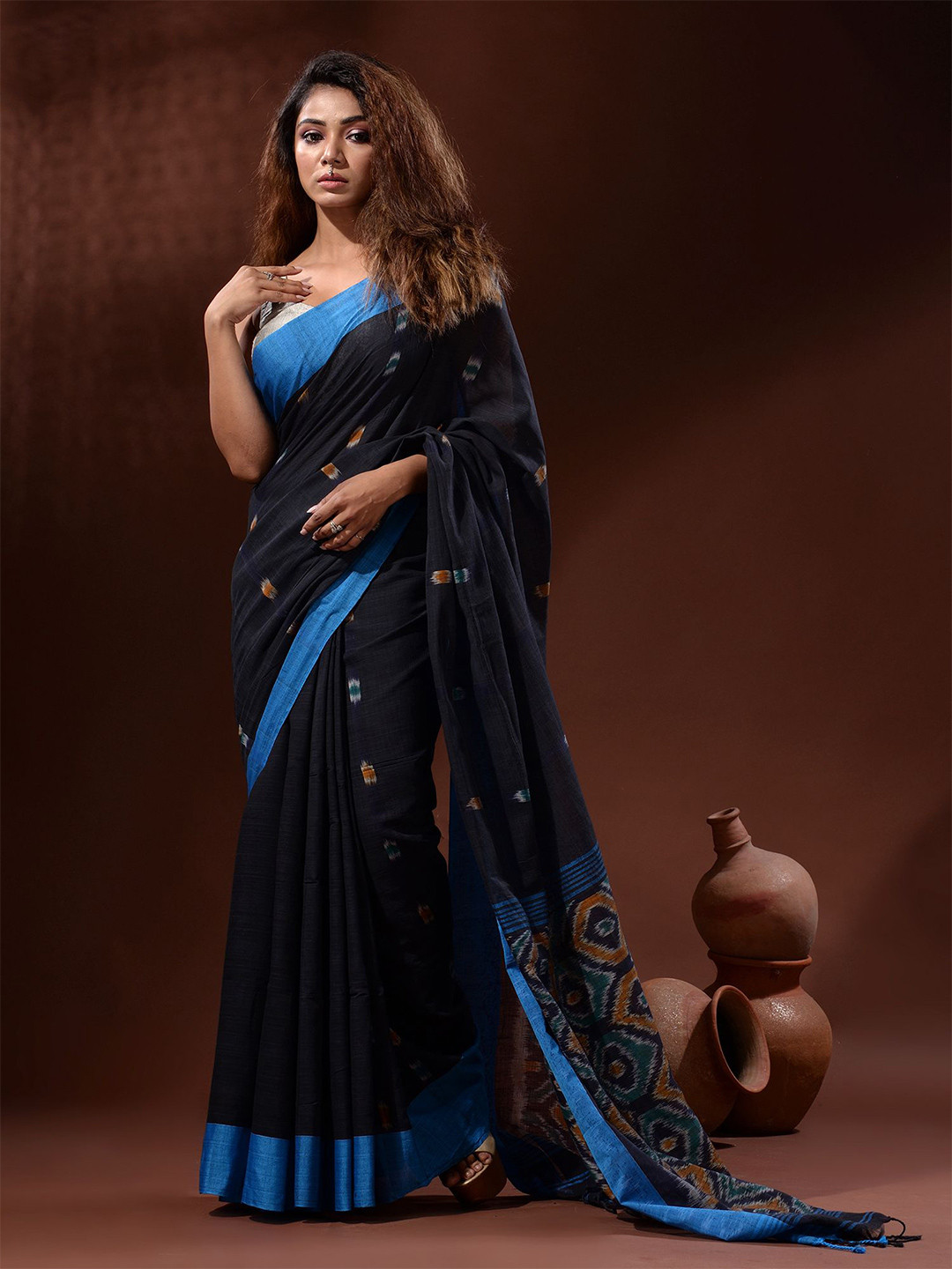 

Charukriti Woven Design Pure Cotton Saree, Black