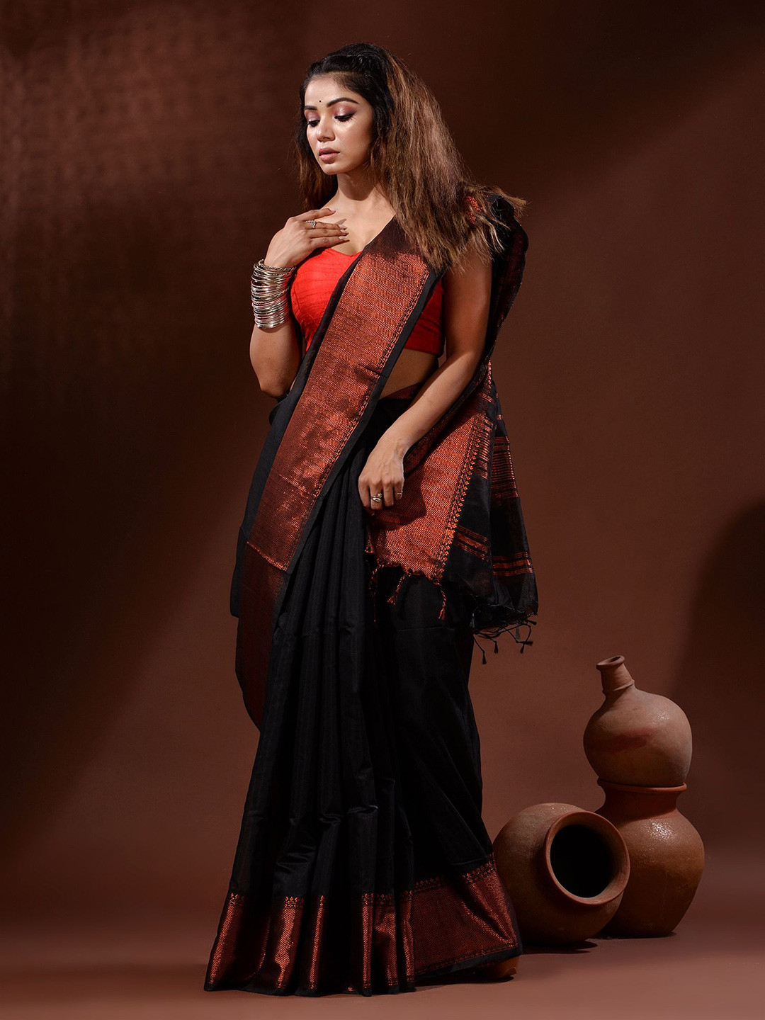 

Charukriti Cotton Blend Zari Saree, Black