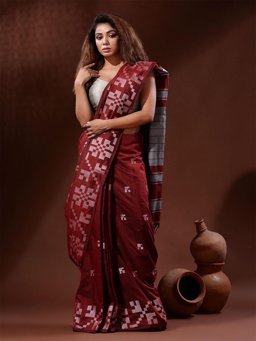 

Charukriti Woven Design Pure Cotton Saree, Maroon