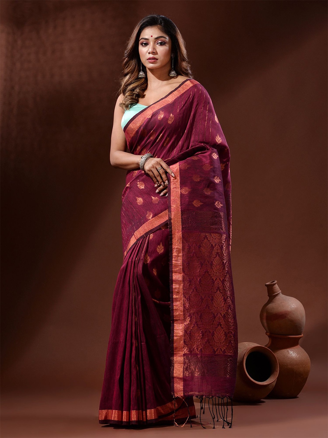 

Charukriti Woven Design Pure Linen Saree, Magenta