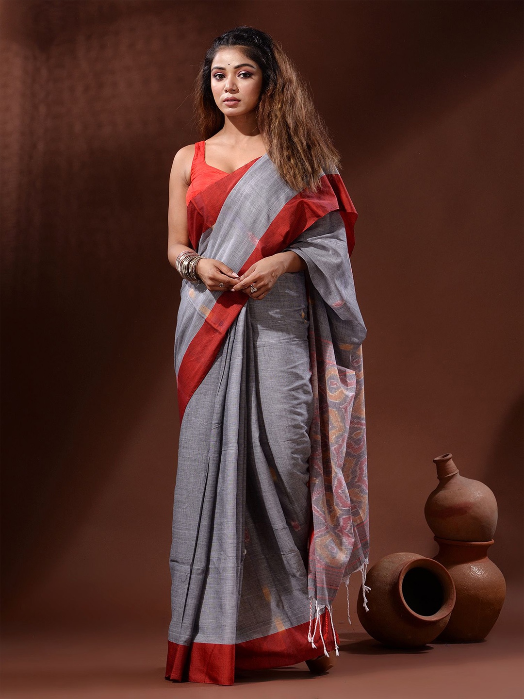 

Charukriti Woven Design Pure Cotton Saree, Grey