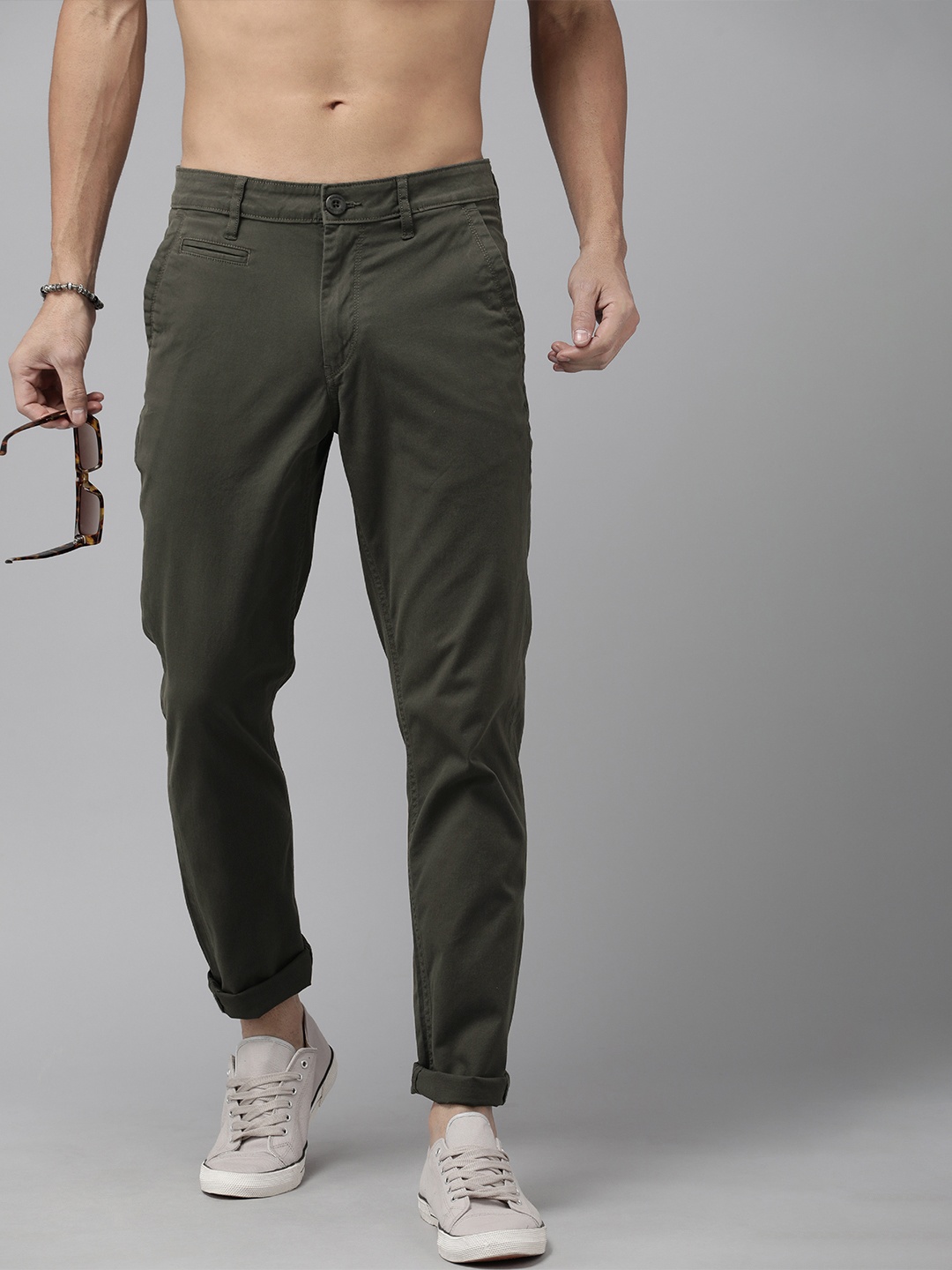 

The Roadster Lifestyle Co. Men Tapered Fit Regular Trousers, Olive