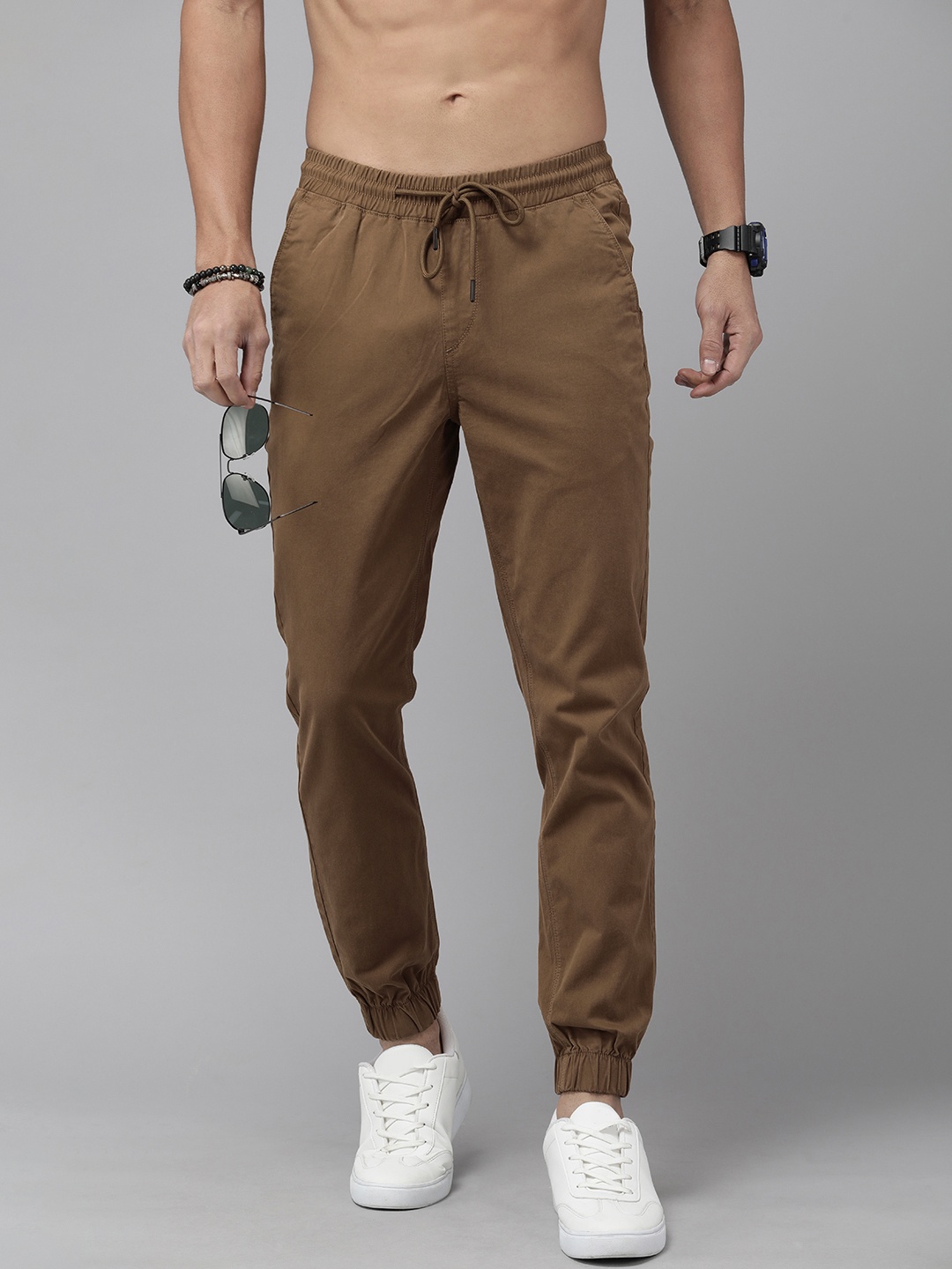 

The Roadster Lifestyle Co. Men Regular Fit Solid Pleated Joggers, Brown