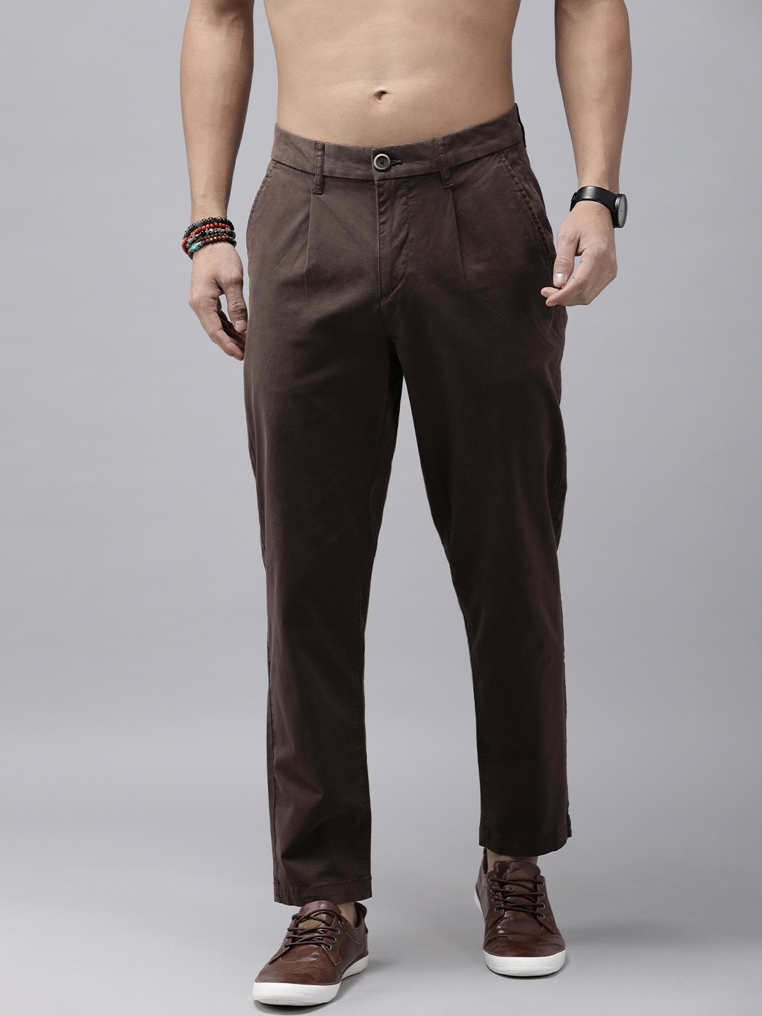 

The Roadster Lifestyle Co. Men Solid Relaxed Fit Pleated Chinos Trousers, Coffee brown