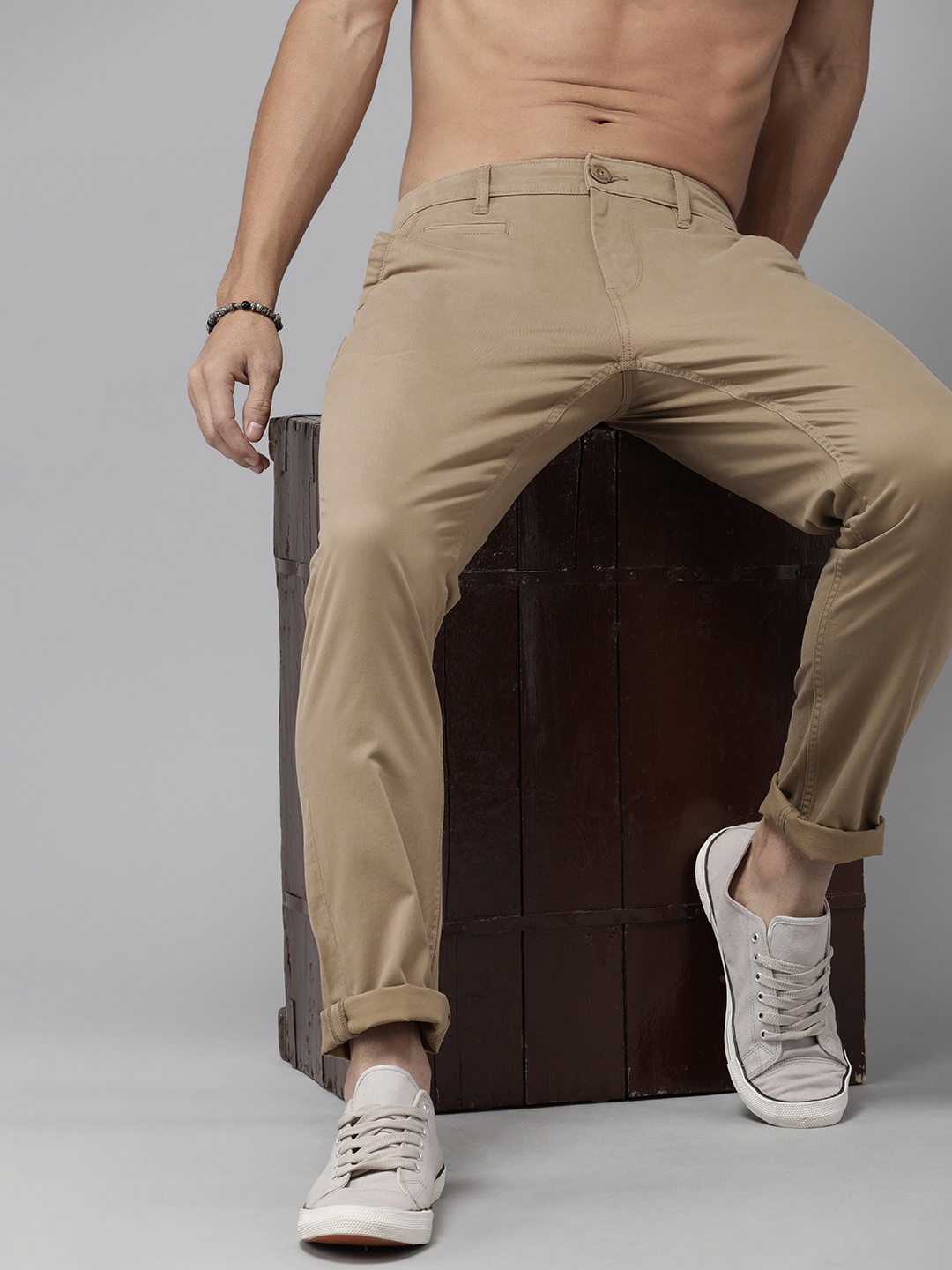 

The Roadster Lifestyle Co. Men Tapered Fit Regular Trousers, Khaki