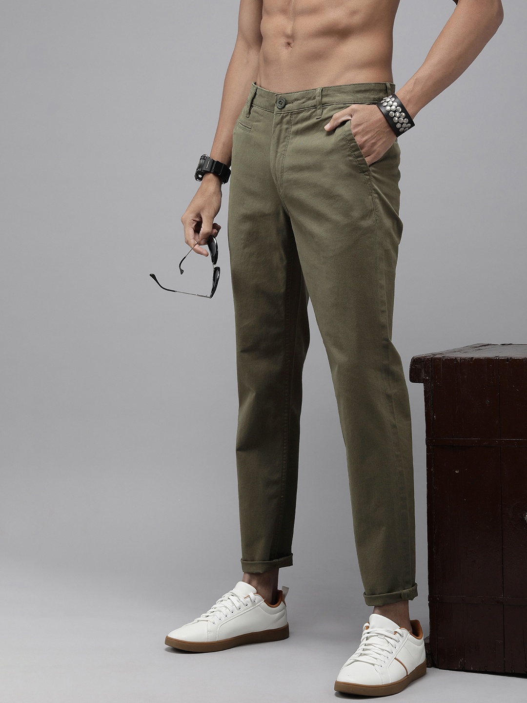 

The Roadster Life Co. Men Chinos Trousers, Olive