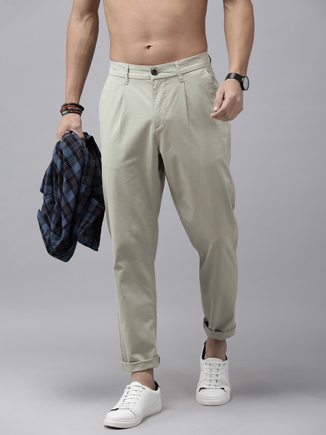 

The Roadster Lifestyle Co. Men Solid Relaxed Fit Pleated Chinos Trousers, Green