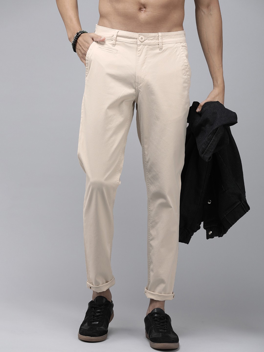

The Roadster Lifestyle Co. Men Trousers, Off white