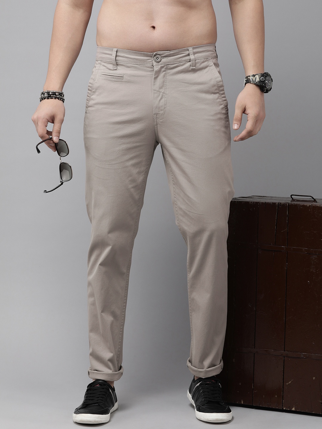 

The Roadster Life Co. Men Chinos Trousers, Beige