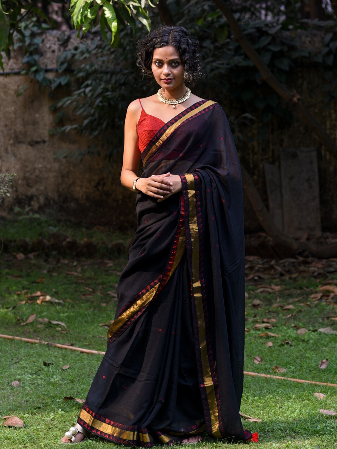 

Suta Woven Design Zari Pure Cotton Saree, Black