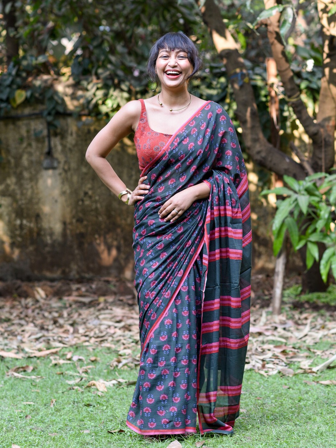 

Suta Floral Pure Cotton Saree, Navy blue