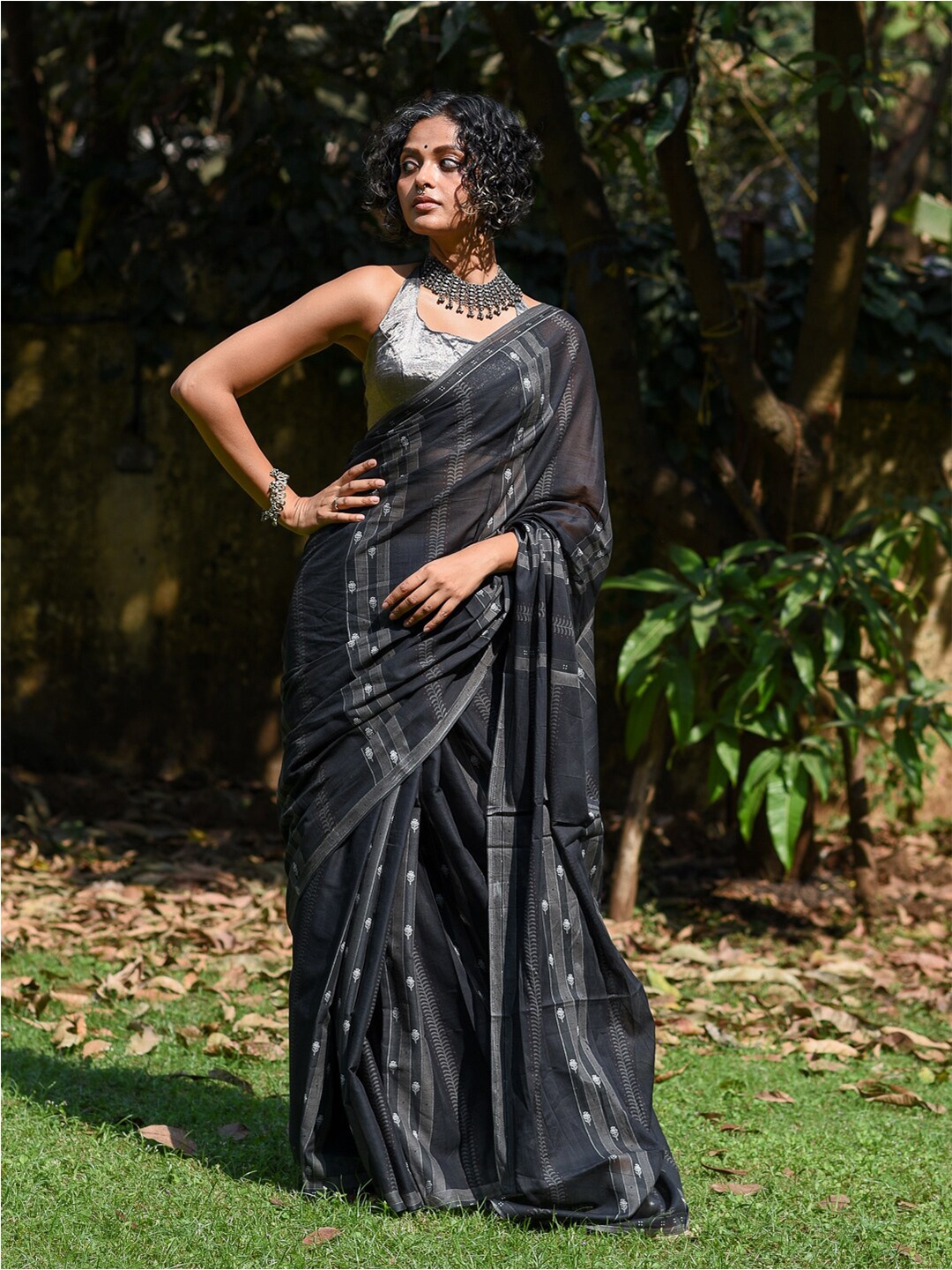 

Suta Floral Zari Pure Cotton Saree, Black