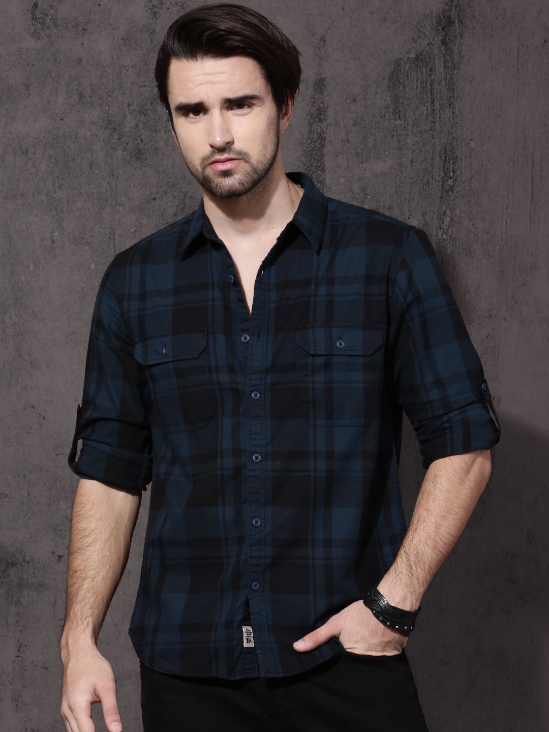 

Roadster Time Travlr Men Black & Navy Blue Slim Fit Checked Casual Shirt
