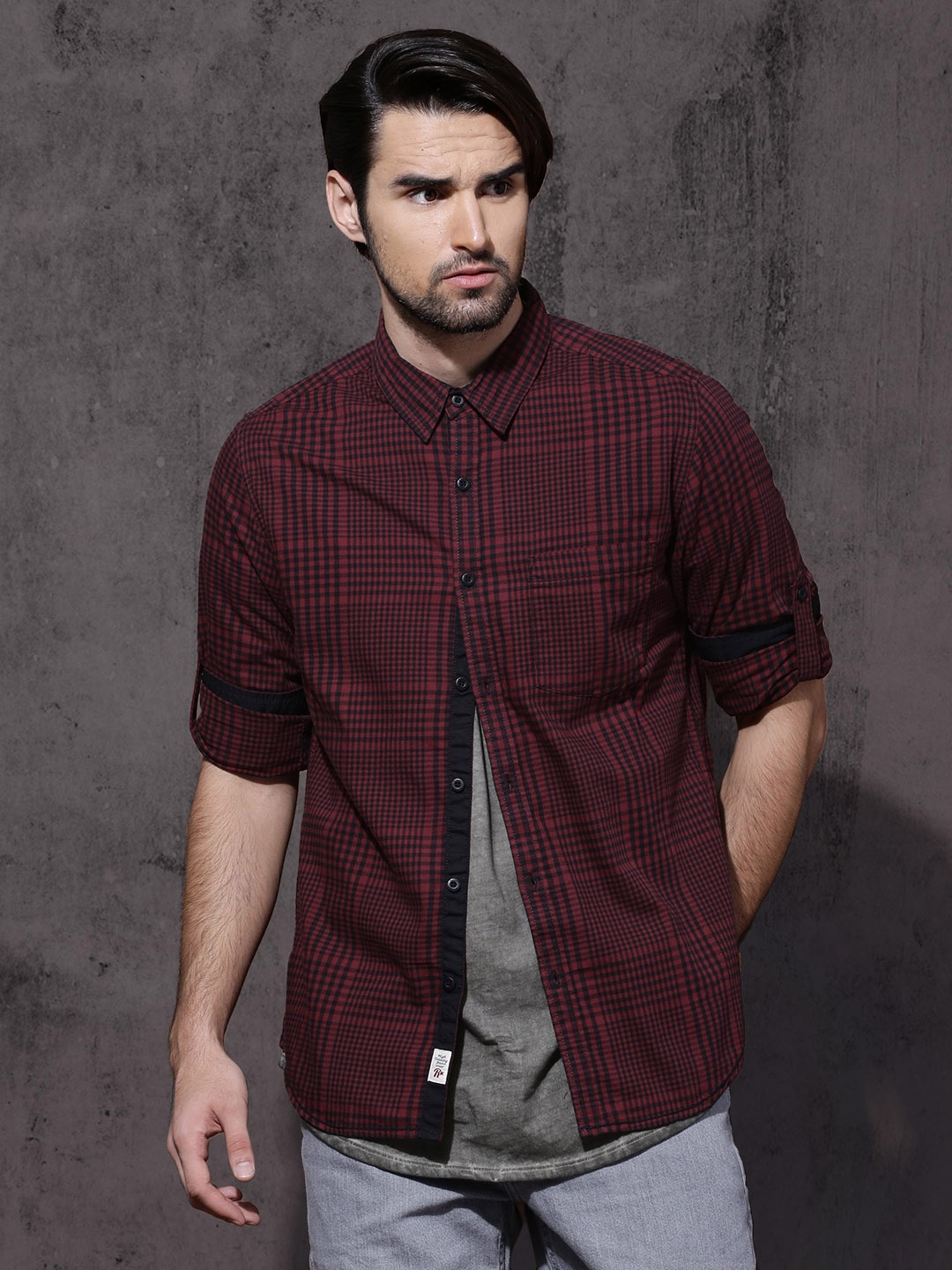 

Roadster Men Black & Maroon Slim Fit Checked Casual Shirt