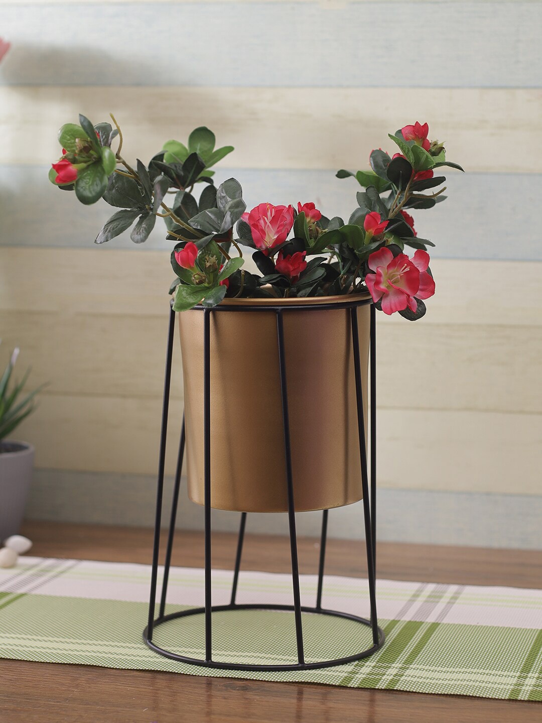 

Aapno Rajasthan Copper-Toned & Black Metal Cylindrical Planters With Stand