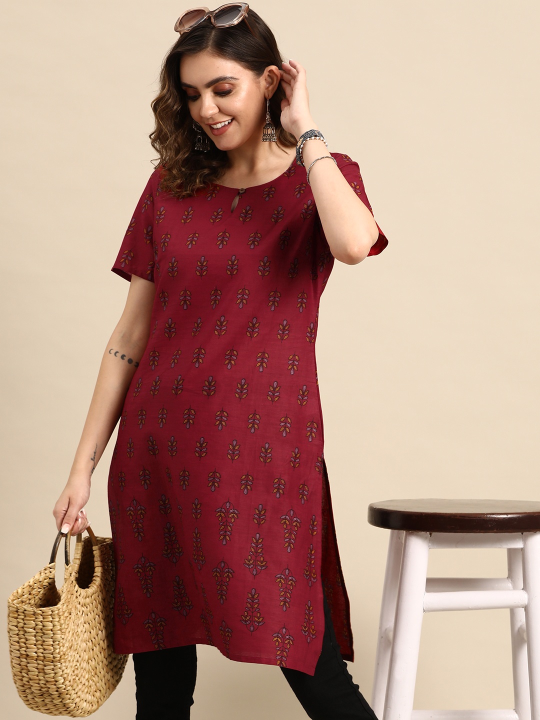 

Sangria Leaf Print Round Neck Straight Kurta, Maroon