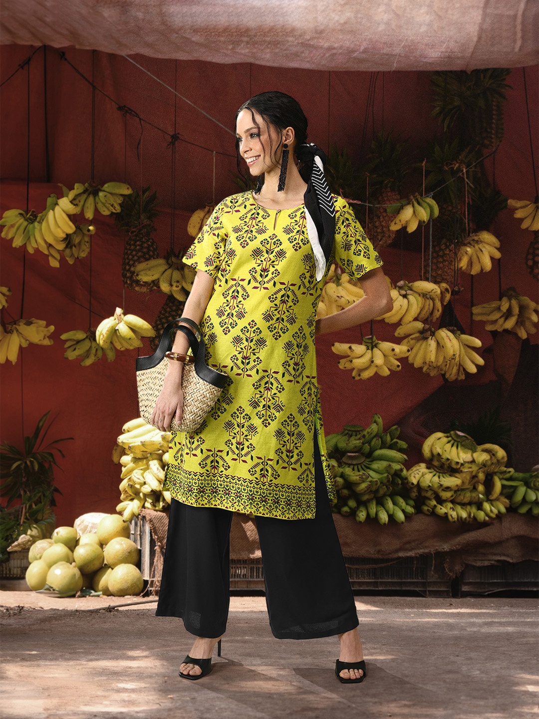 

Sangria Printed Keyhole Neck Kurta, Lime green