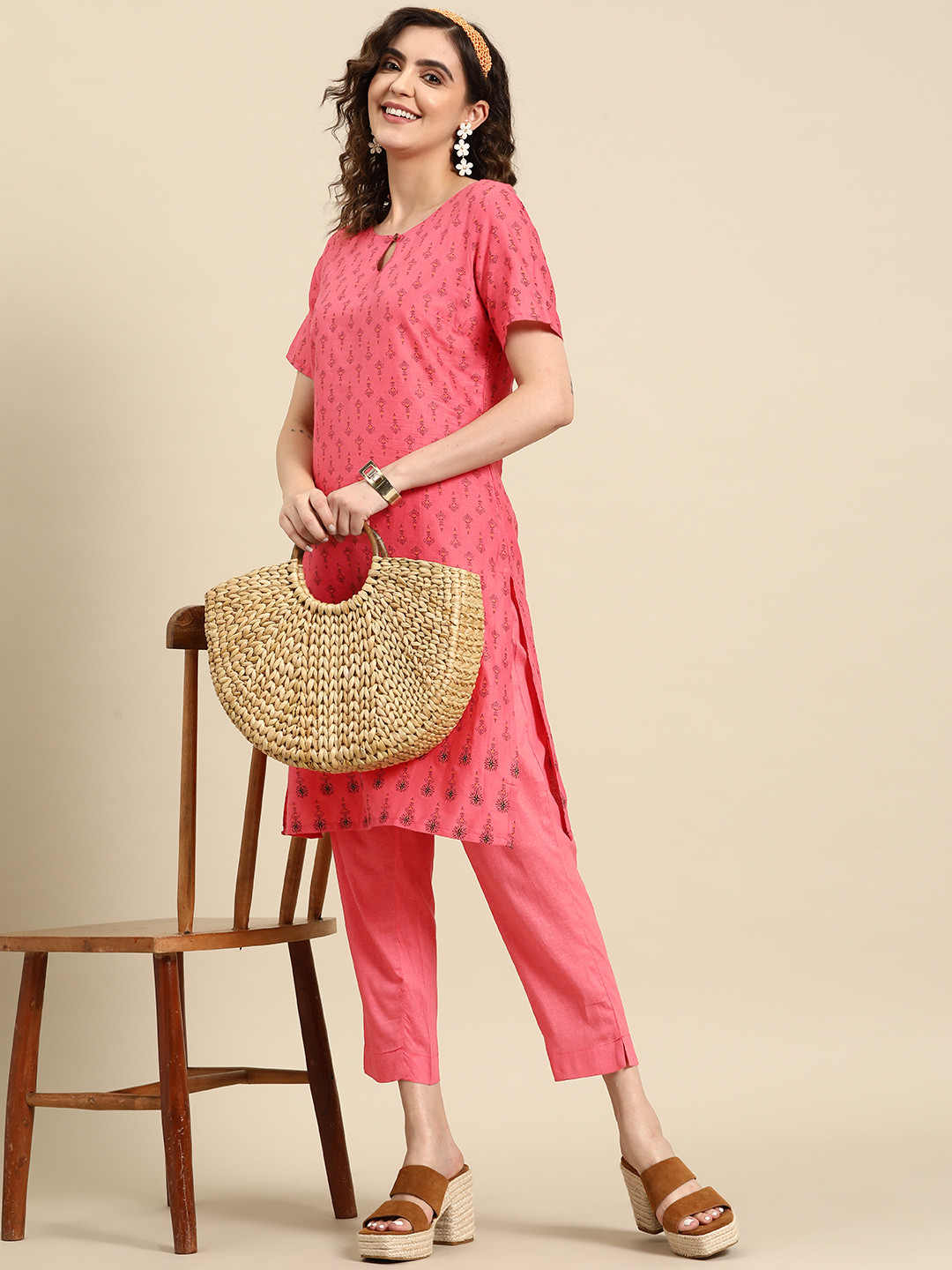 

Sangria Printed Kurta with Trousers, Pink