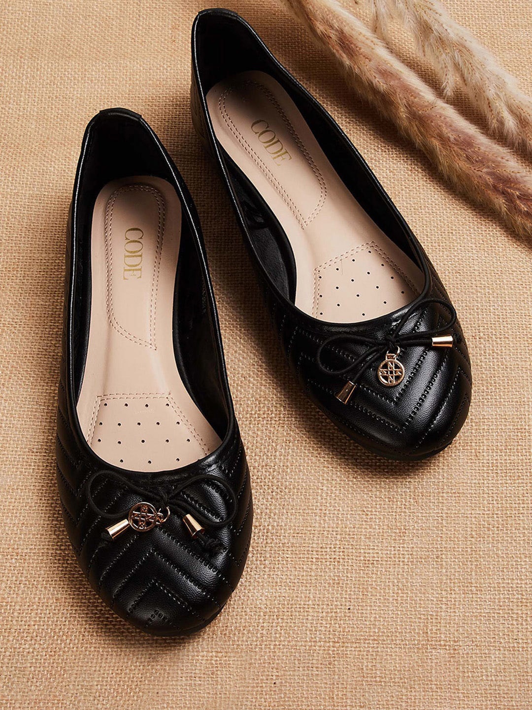 

CODE by Lifestyle Women Textured Ballerinas With Bows, Black