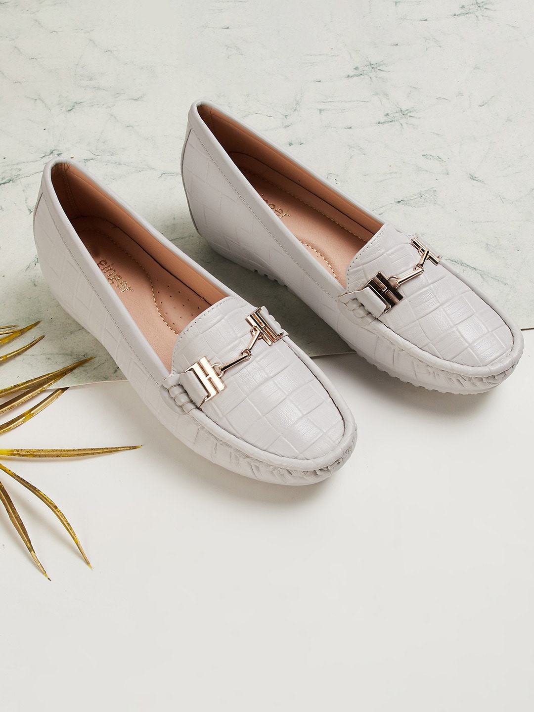 

Ginger by Lifestyle Women Textured Loafers, Grey