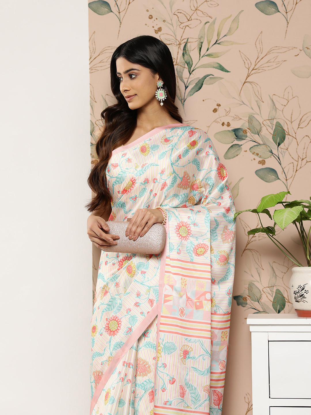 

VASTRANAND Floral Satin Saree, Pink