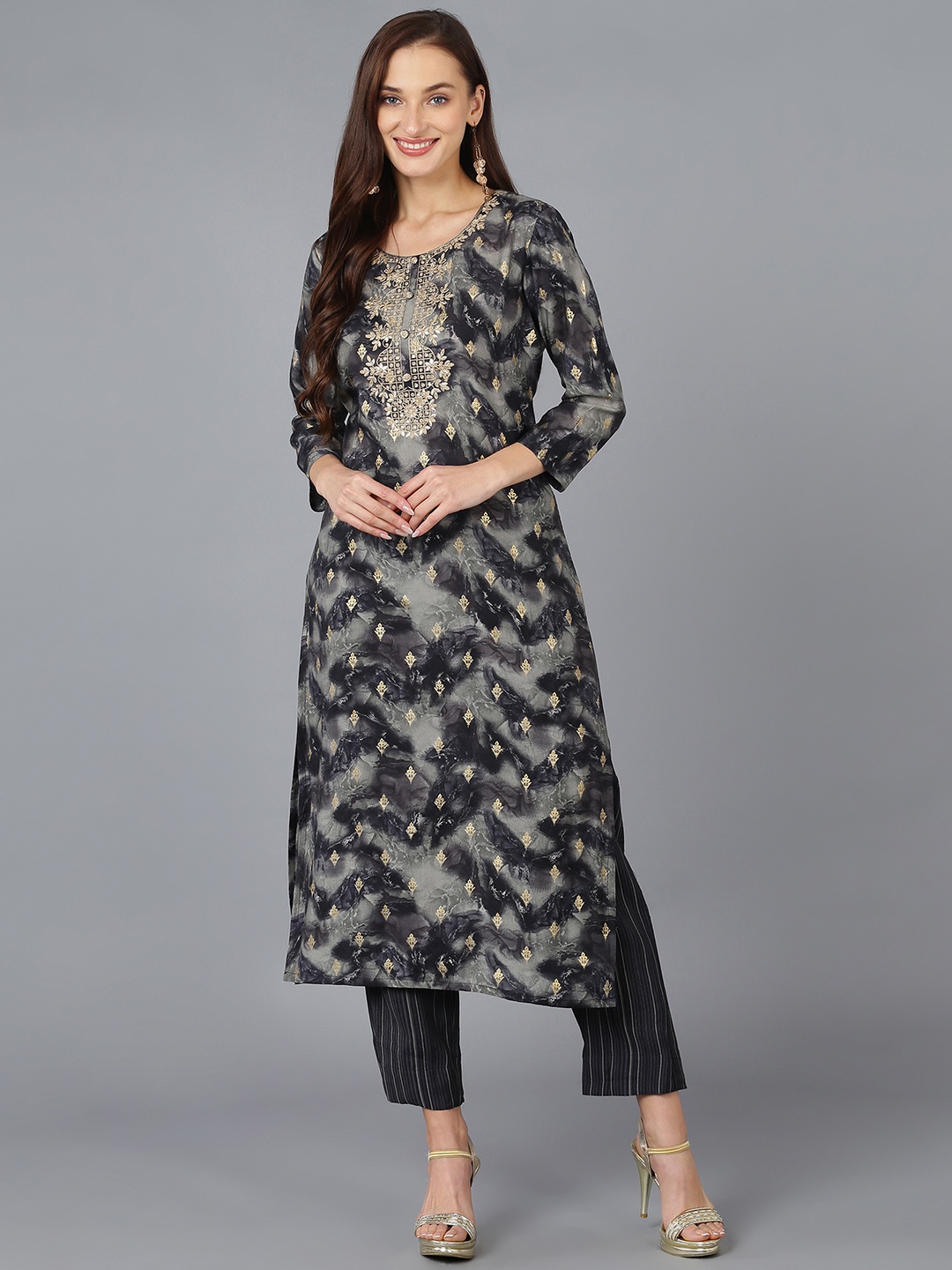 

AHIKA Women Floral Embroidered Thread Work Kurta, Charcoal