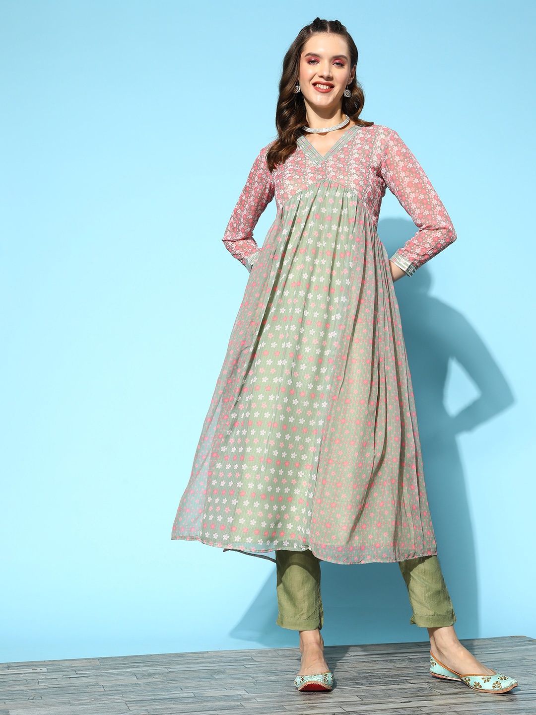 

Inddus Women Floral Printed Gotta Patti Kurta with Trousers, Green
