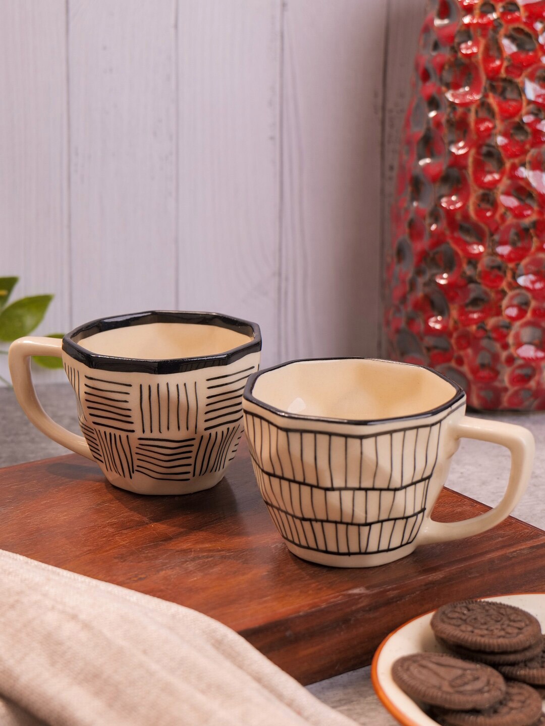 

VarEesha Off White & Black 2 Pcs Geometric Printed Ceramic Mugs 250 ml Each