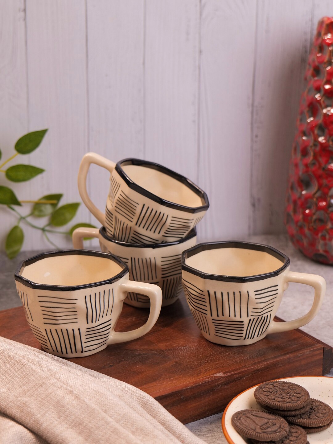 

VarEesha Off White & Black 4 Pcs Geometric Printed Ceramic Mugs 250 ml Each