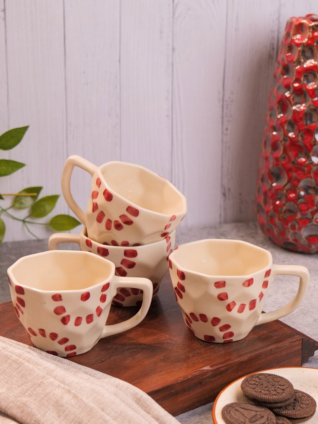 

VarEesha Off White & Red 4 Pcs Floral Printed Ceramic Glossy Mugs 250 ml Each