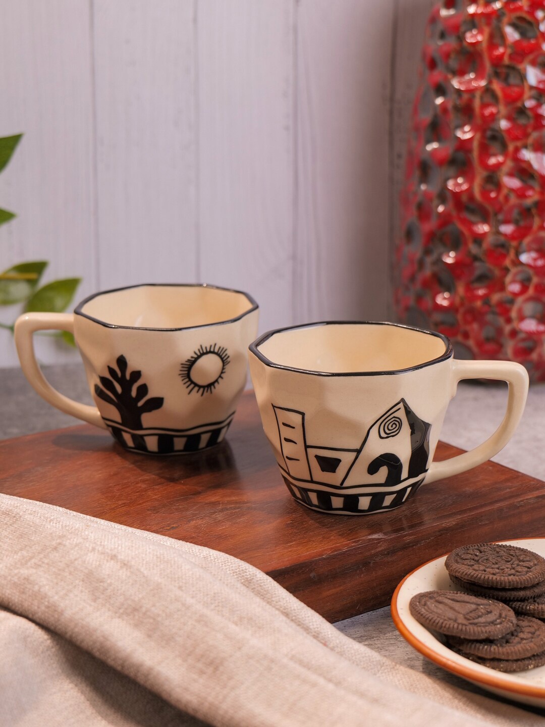 

VarEesha Off White & Black 2 Pcs Printed Ceramic Glossy Mugs 250 ml Each