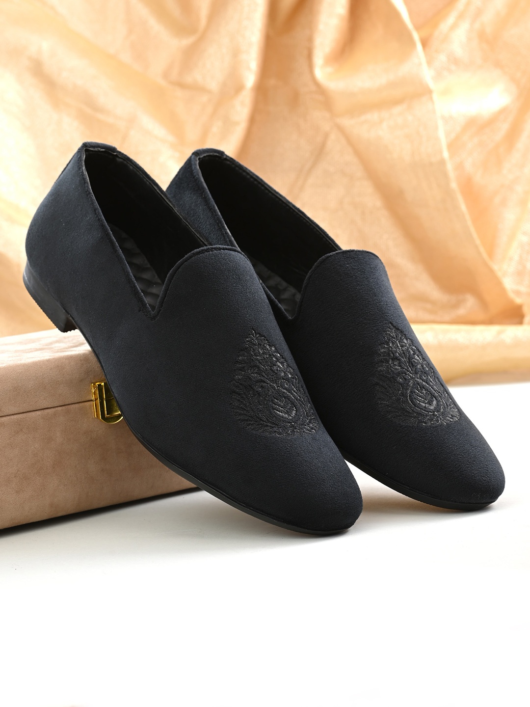 

House of Pataudi Men Woven Design Lightweight Loafers, Black