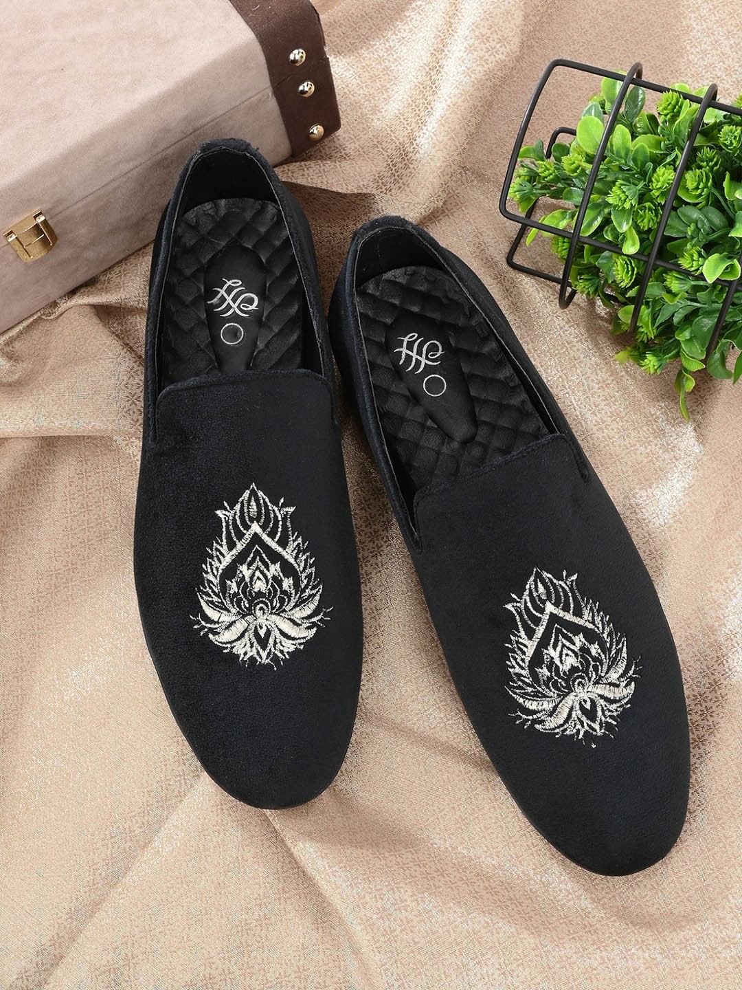 

House of Pataudi Men Woven Design Lightweight Loafers, Black