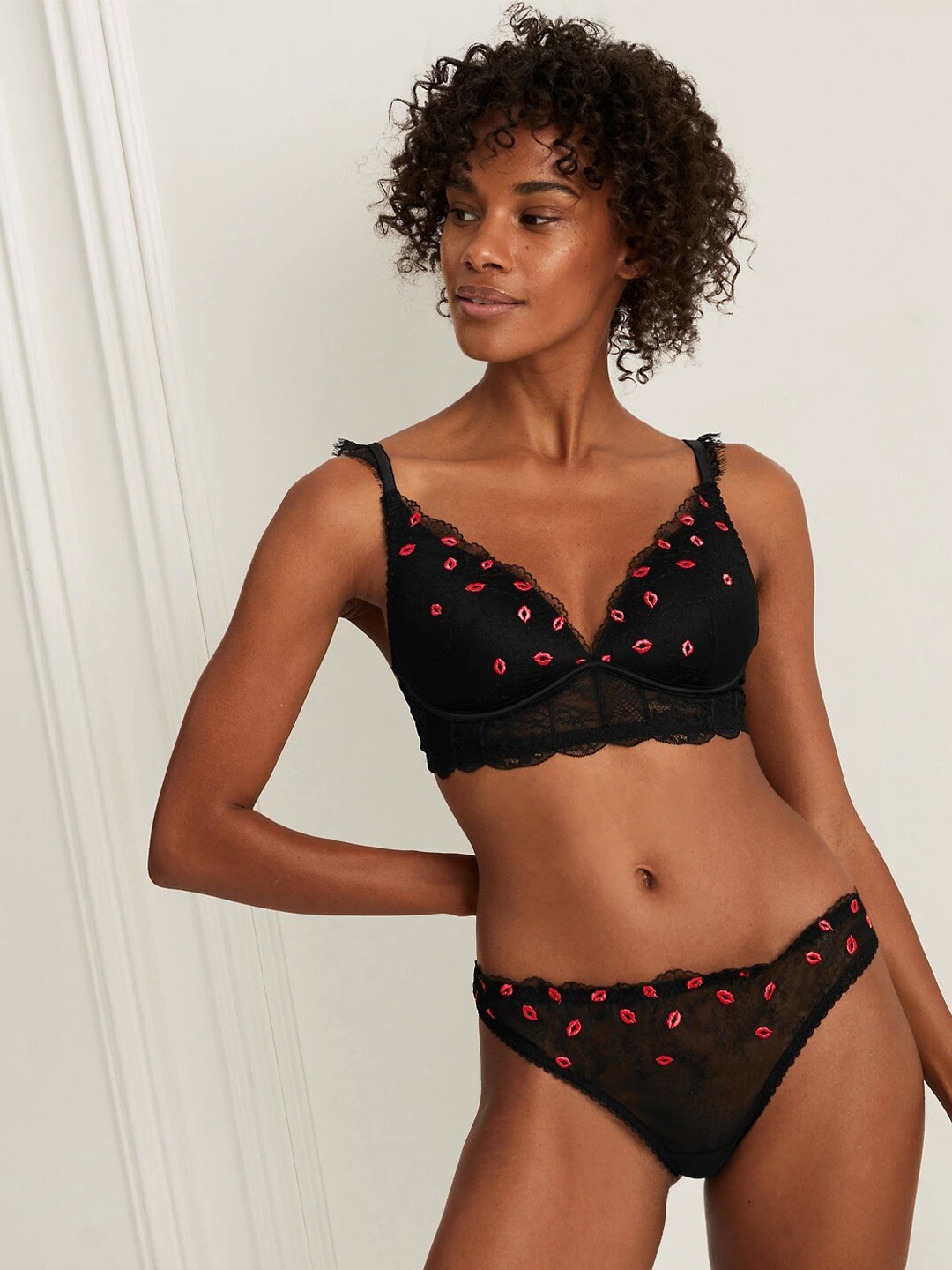 

Marks & Spencer Graphic Lightly Padded Bra, Black