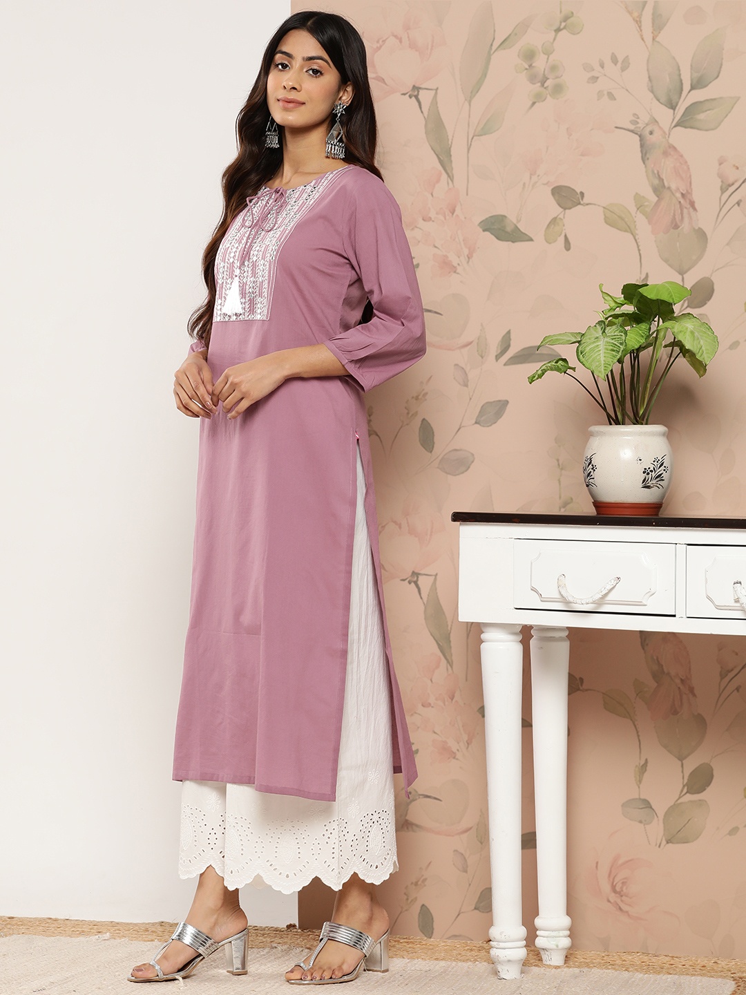 

Varanga Geometric Yoke Design Mirror Work Detail Straight Kurta, Mauve